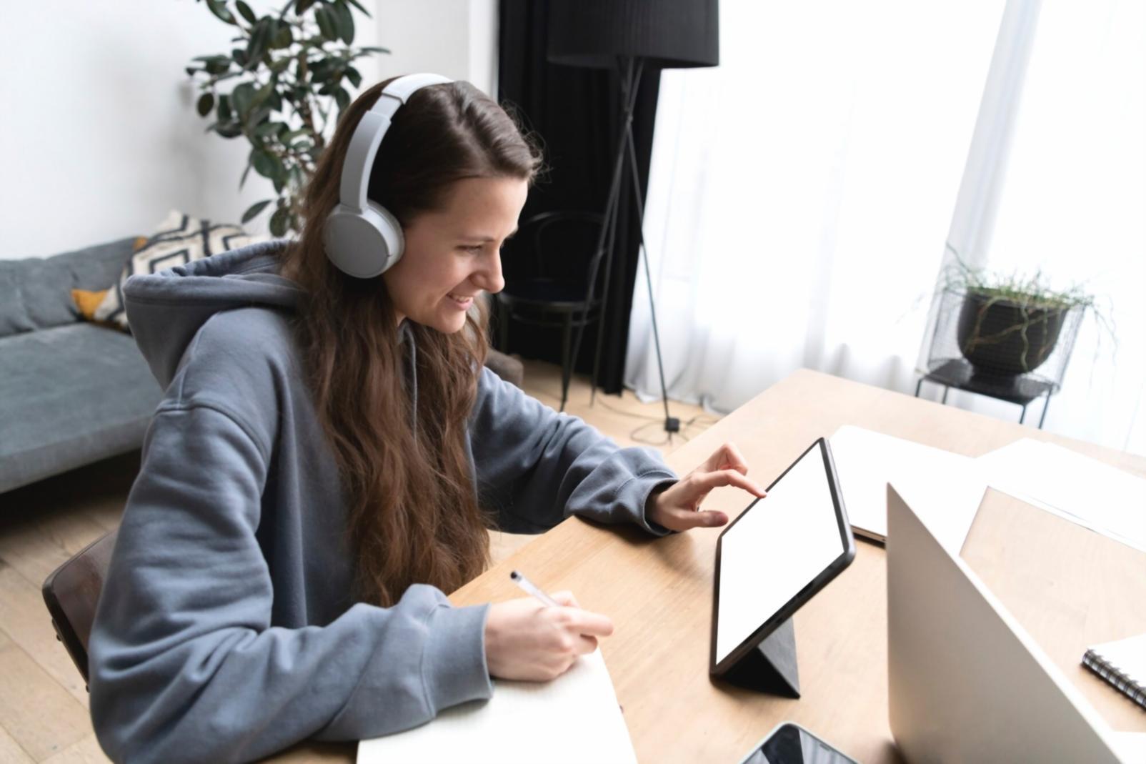 Moderne Arbeitsumgebung mit Finanzanalyse und Personalmanagement Tools
